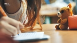 Учні з Криму пишуть диктант єдності в Києві (відео)