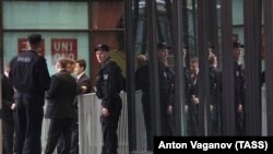 Эвакуация из торгового центра "Галерея" в Петербурге (архивное фото)