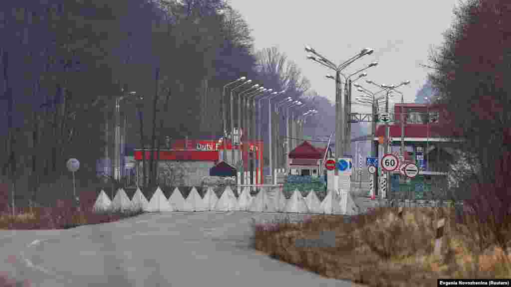 Противотанковые укрепления, так называемые &laquo;зубы дракона&raquo;, перекрывают въезд на пограничный переход &laquo;Новая Гута&raquo; в Гомельской области. Общая протяженность украинско-белорусской границы превышает тысячу километров