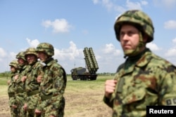 Солдаты сербской армии стоят возле китайской ракетной системы средней дальности FK-3 – новейшего оружия, полученного Сербией. Батайница, Сербия, 30 апреля 2022 года