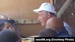 Хоким Хорезмской области Фарход Эрманов ведет переговоры с недовольными жителями, 27 июля 2019 года.