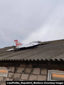 Гэтае фота з расейскім дронам на даху будынку ў раёне Фларэшты 25 лістапада апублікавала паліцыя Малдовы