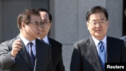 Түштүк Кореянын Пхеньянга барган  делегациясынын башчысы Чон Ый Ен (солдо). Сеул, 5-март,  2018-жыл. 