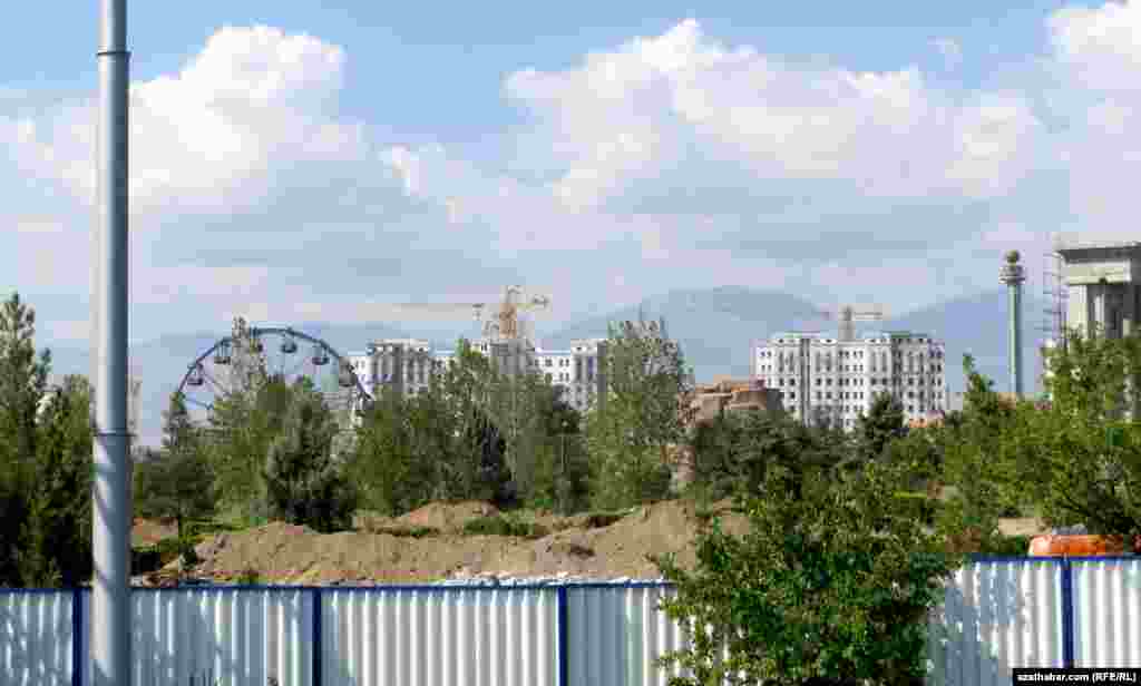 Azatlyk Radiosynyň habarçylarynyň berýän maglumatlaryna görä, bu seýilgähiň daşyna haýat aýlanandygy sebäpli häzirki wagtda onuň içine girip bolmaýar.