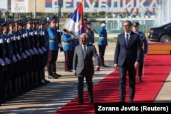 Президент Европейского совета Антониу Кошта проводит смотр почетного караула вместе с президентом Сербии Александром Вучичем. Белград, Сербия, 13 мая 2025 года