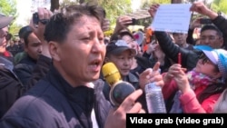 Калас Нурпеисов, активист и бывший учитель истории на акции в Алматы. Архивное фото