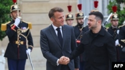 Президент Франції Еммануель Макрон тисне руку та вітає президента України Володимира Зеленського перед їхньою зустріччю в Єлисейському президентському палаці в Парижі 3 вересня 2025 року.