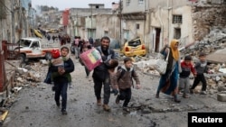 Мосулдун ИМ тобу көзөмөлдөгөн бөлүгүнөн кетип жаткандар. 4-март, 2017-жыл. 