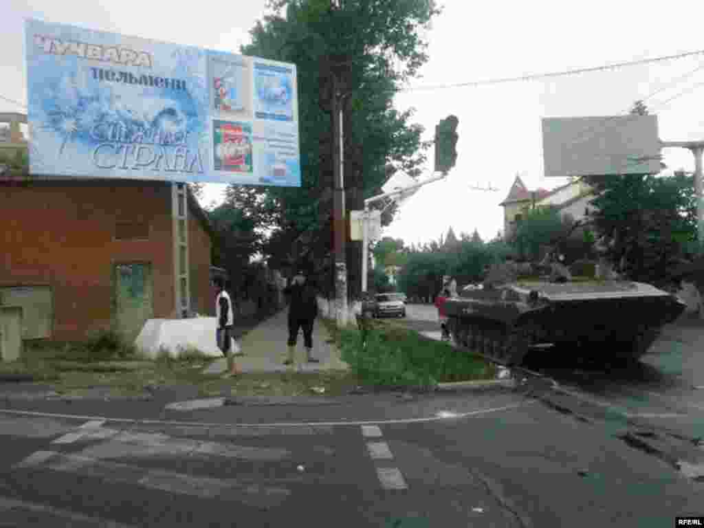 Ош шаарында, Өзгөн, Кара-Суу жана Араван райондорунда өзгөчө абал жарыяланып, түнкү саат экиден тарта коменданттык саат киргизилди.