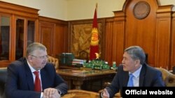 Кыргыз-орус өкмөт аралык комиссиясынын экс-теңтөрагасы, Орусиянын Федералдык бажы кызматынын мурдагы жетекчиси Андрей Бельянинов менен президент Алмазбек Атамбаев. 