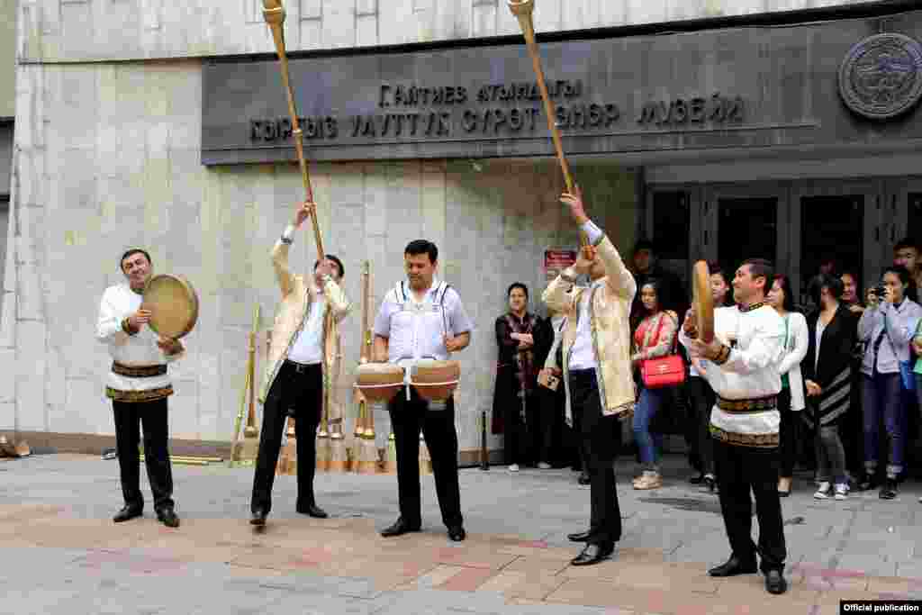 Иш-чара тажик артисттеринин музыкалык программасы менен башталды.&nbsp;