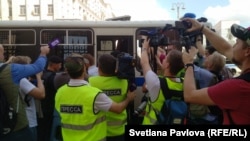 Маҳаллий матбуотнинг хабар қилишича, полицияга журналистлардан бошқа ҳаммани қўлга олиш буйруғи берилган. Москва, 2019, 27 июль.