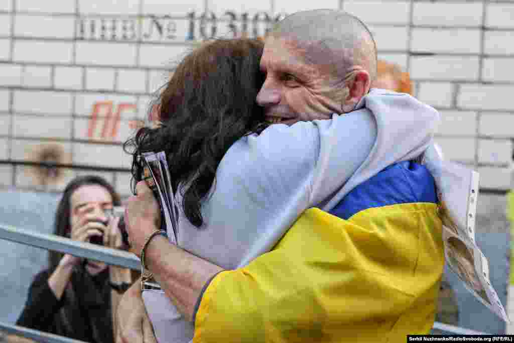 Обійми та емоції.Президент України Володимир Зеленський повідомив, що це перша частина обміну полоненими між Україною та Росією за формулою «1000 на 1000» і впродовж вихідних обмін триватиме. «Сьогодні – 390 людей. Субота й неділя – очікуємо продовження обміну», – написав він у своїх соцмережах