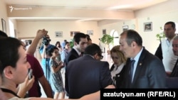 «Ելք» խմբակցության անդամ Անի Խաչատրյանը և ՀՀԿ խմբակցության անդամ Հովհաննես Ավանեսյանը ավագանու նիստի ընդմիջման ժամանակ, 12-ը սեպտեմբերի, 2017թ․