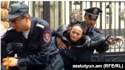Полицейские оттесняют матерей погибших в небоевых условиях солдат от резиденции президента, Ереван, 13 мая 2015 г. 