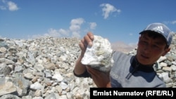 Кыргызстандагы алтын кендеринин бириндеги руда. Иллюстрациялык сүрөт.