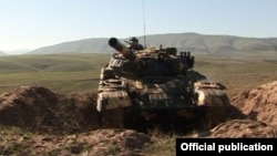Հայկական Զինված ուժերի տանկը Լեռնային Ղարաբաղում զորավարժությունների ժամանակ, արխիվ