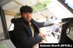 داوود حسینی در طیاره ساخته شده با هزینه شخصی اش در بامیان