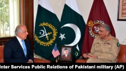 زلمی خلیل‌زاد نماینده ویژه وزارت خارجه امریکا برای صلح افغانستان در دیدارش با جنرال جاوید قمر باجوا لوی درستیز اردوی پاکستان در اسلام‌آباد.