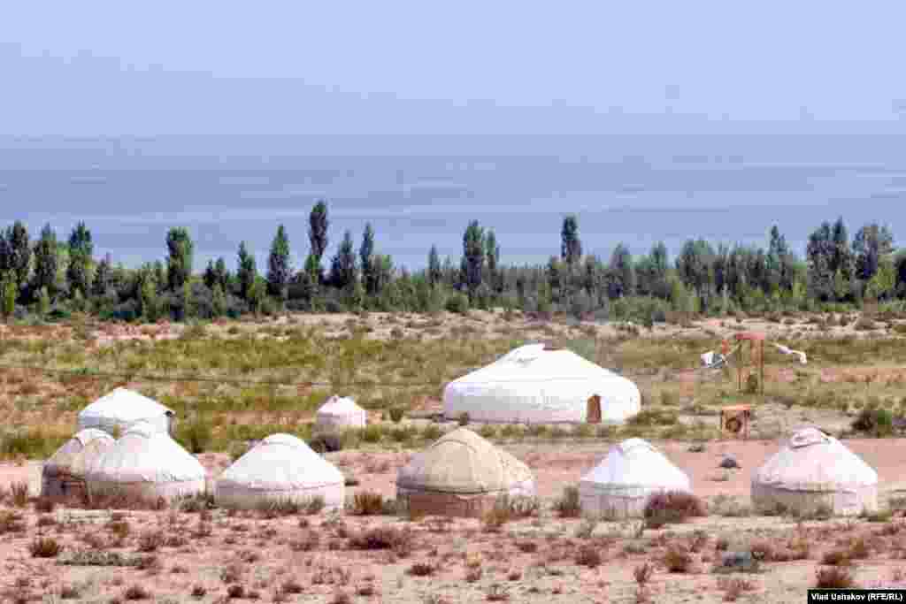 Туристический кемпинг у озера Иссык-Куль. 