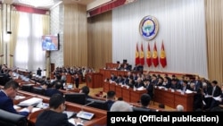 Сооронбай Жээнбеков баштаган өкмөт мүчөлөрү парламентте. 