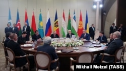 Лідери країн СНД під час засідання в Сочі. Жовтень 2017 року