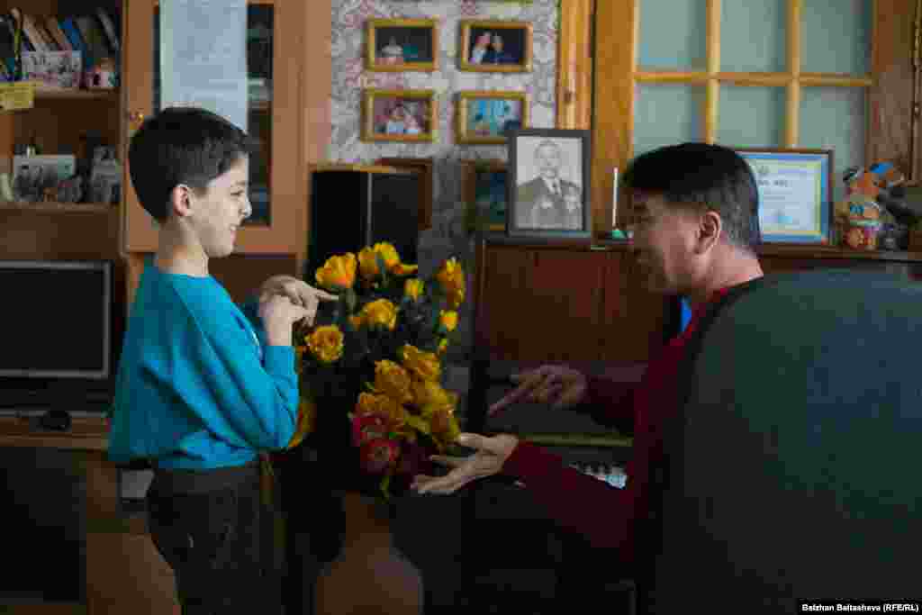 Однажды отец Амира попросил своего друга-музыканта прослушать ребенка. После прослушивания мальчику советовали начать обучение вокалу. Уже два года Амир занимается пением. За это время он успел выступить несколько раз на сцене. Он участвовал в благотворительных концертах в Астане и Алматы.