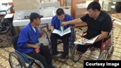 Предприниматель Биржан Кожаков (справа) разговаривает с рабочими в мебельном цехе. Уральск, 9 сентября 2014 года.  