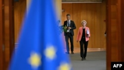 Președintele României, Nicușor Dan, a discutat recent cu șefa Comisiei Europene, Ursula von der Leyen (foto), despre planul său de a impune noului Guvern de la București pași concreți pentru reducerea deficitului bugetar și respectarea legislației europene.