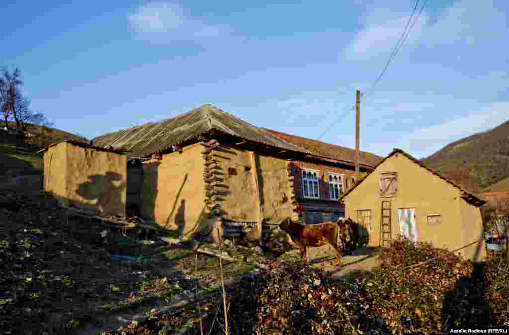 Kəndin relyefi dağlıq və təpəlik olduğu üçün avtomobil yolu ilə kəndin içərilərinə doğru irəliləmək müşkül məsələdir.&nbsp;