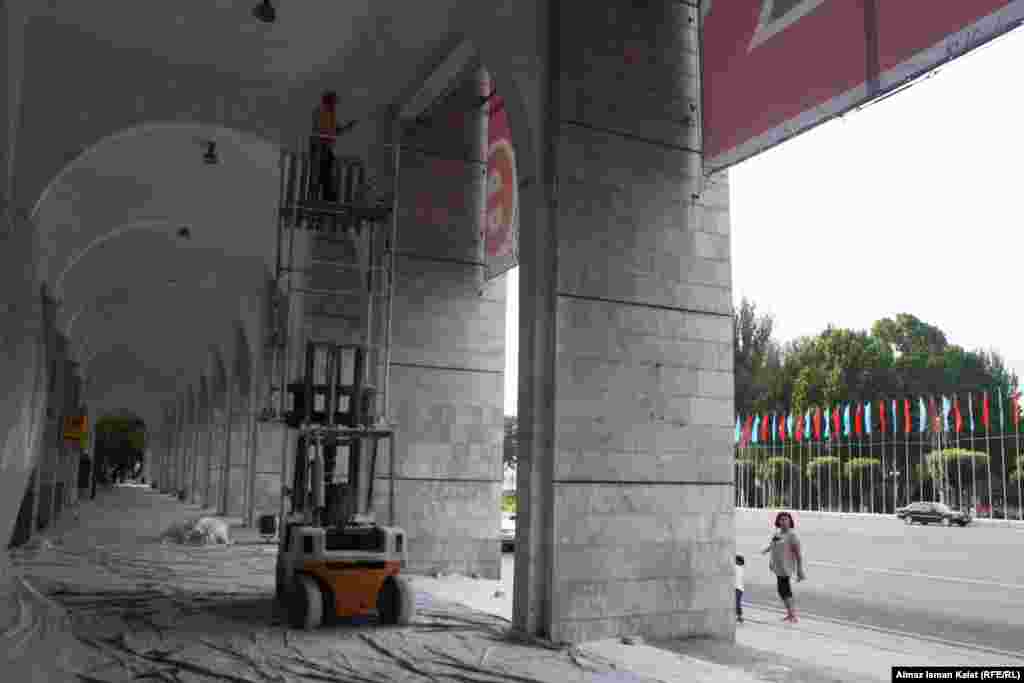 Городские службы спешно ремонтируют фасады зданий на площади Ала-Тоо. 