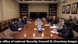 مشاور امنیت ملی افغانستان و نماینده خاص امریکا روی پیشرفت‌های روند صلح بحث کردند