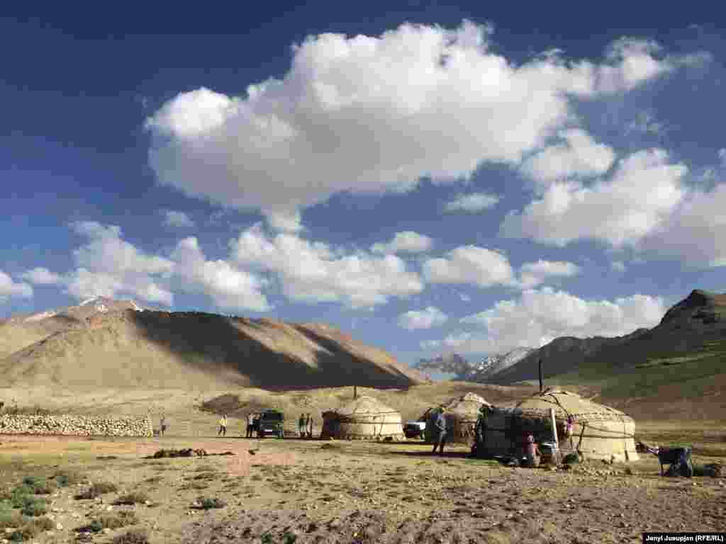 1) Расположенное на высоте 4250 метров жайлоо Корумду расположено на таджикской части Памира. Несколько семей из 15 человек поднимаются сюда на два летних месяца, чтобы встречать туристов и пасти яков.