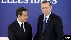 Ֆրանսիայի նախագահն ու Թուրքիայի վարչապետը Կաննի գագաթնաժողովում: 3-ը նոյեմբերի, 2011թ.