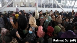 آرشیف، شماری از متقاضیان ریاست پاسپورت در کابل