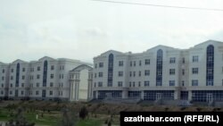 Gökdepede gurlan täze jaýlar. 