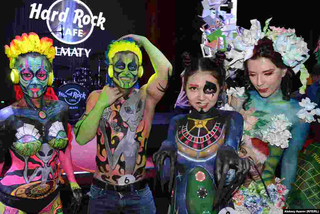 Модели с боди-арт-композициями. Фестиваль боди-арта проходил в одном из ночных клубов Алматы. Как пояснила его организатор, Анастасия Доронина, в фестивале участвуют не только профессиональные мастера, но и любители. При этом вход бесплатный. По словам Анастасии Дорониной, боди-арт развит в Казахстане намного меньше, чем в западных странах.