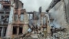 Рятувальники працюють на місці зруйнованого ракетним ударом житлового будинку, Миколаїв, 20 липня 2023 року