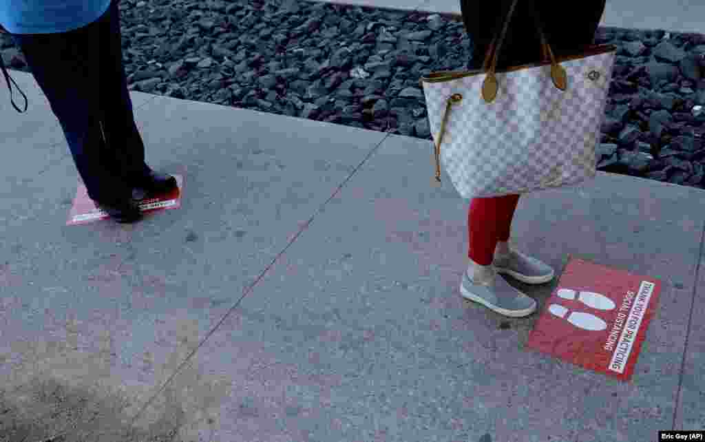 Остин шаарындагы азык-түлүк дүкөнгө кезекке туруу үчүн коюлган белгилер.Техас штаты,&nbsp;АКШ.&nbsp;