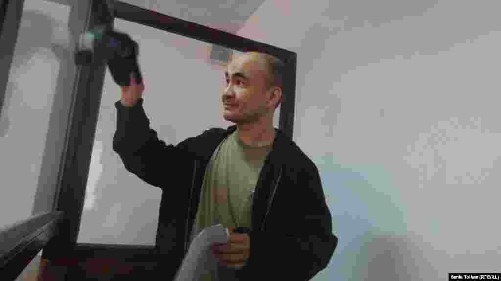 Гражданский активист Макс Бокаев в зале суда.