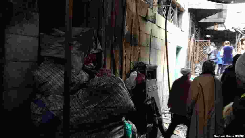 Кийимдер сакталып турчу кампа.