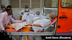 Կորոնավիրուսով հիվանդին թթվածնին են տրամադրում, Ահմադաբադի քաղաքային հիվանդանոց, Հնդկաստան:
