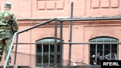 Если при предыдущей власти в тюрьмах Грузии находились до 25 тысяч заключенных, то сейчас это число сократилось до восьми тысяч. Тем не менее случаев избиения осужденных меньше не стало