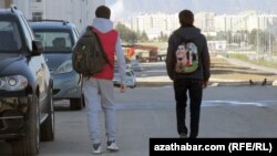 Azatlygyň habarçylary okuwçylaryň mekdepden galmagyna olaryň arasyndaky näresmi “sowgat ýaryşynyň” sebäp bolýandygyny aýdýarlar. (Illýustrasiýa suraty)