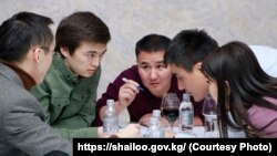 «Азаттык» радиосунун командасы «Quiz Night» оюнунда. 2020-жылдын 24-декабры. 