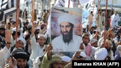 “Talybanyň” tarapynda bolan «Jamiat Ulema-i-Islam-Nazarýati» barlyşyksyz topar Usama ben Laden öldürilenden soň, Kwettada geçirilen demonstrasiýada, Amerika garşy çagyryşlar bilen ýöriş edýärler. 2011-nji ýylyň 2-nji maýy.