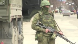 Эн белгиси жок жоокерлер Симферополь көчөсүндө кайгуулда