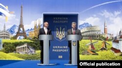 Президент України Петро Порошенко (праворуч) з президентом Словаччини Андреєм Кіскою у день запуску безвізу, 11 червня 2017 року