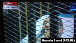 Экс-президент Египта Хосни Мубарак в зале суда