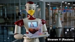 Антисептикти кармап турган робот. Индия. 